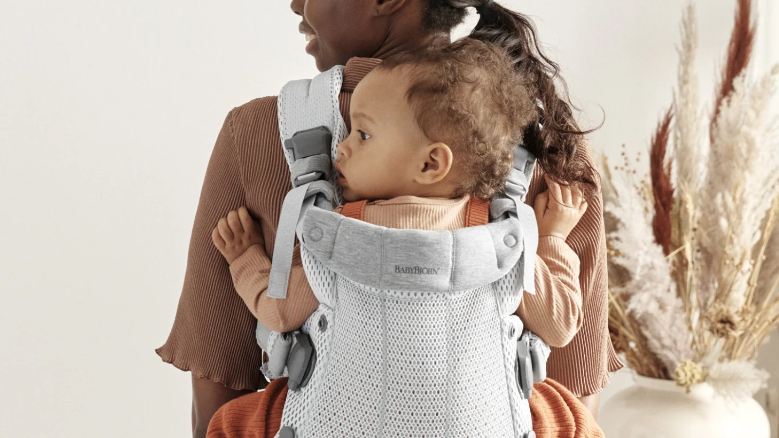 Porte-bébé BabyBjörn porté en situation quotidienne