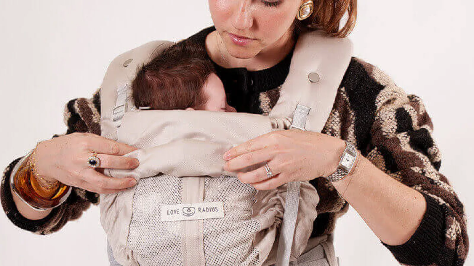 Porte-bébé avec ceinture et bretelles pour préserver le dos du porteur